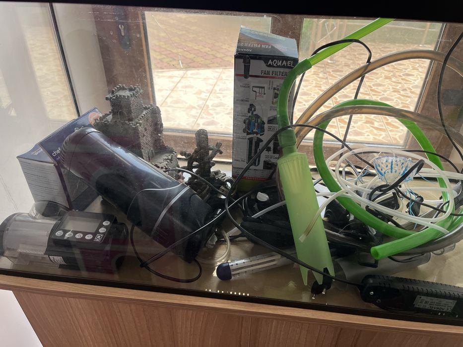 De vanzare Acvariu cu acesorii si dulapior 120L