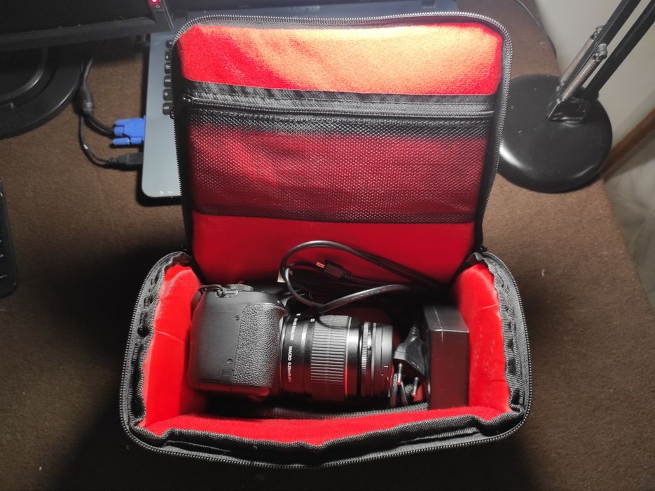 Canon EOS 2000D + EF-S 18-55mm IS II – пълен комплект, отлично състояние