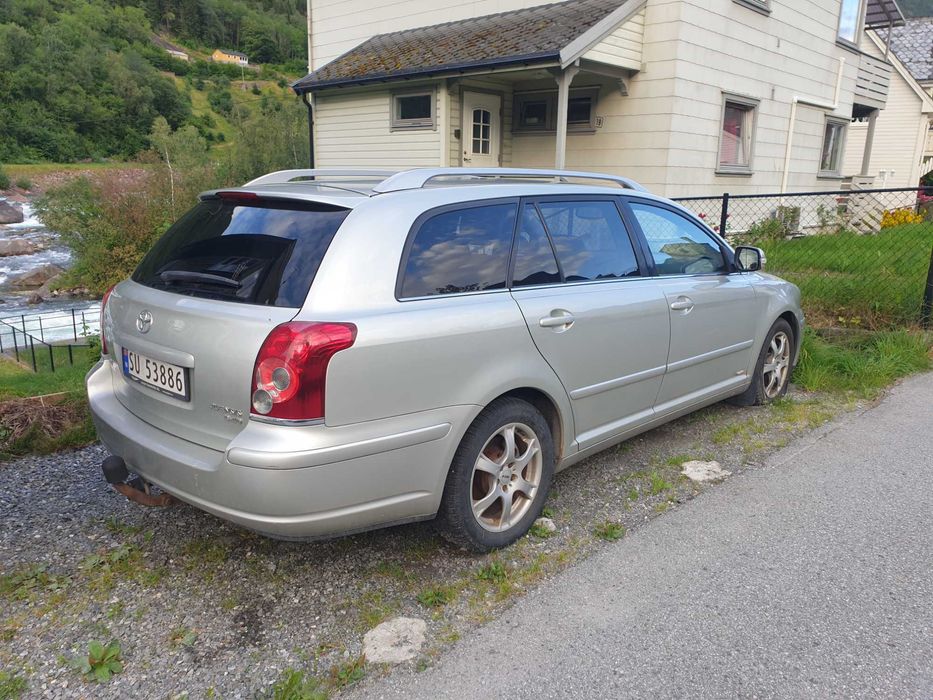 Vând Toyota Avensis