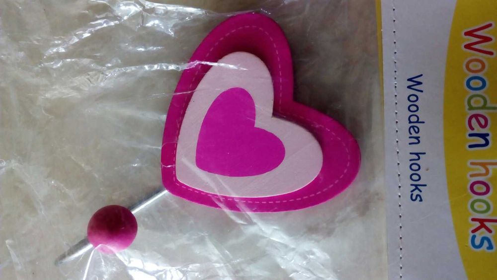 3 броя свързани елхи с LED лампички.Закачалки розови сърца.