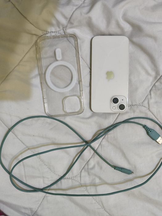 IPhone 13 с кабел и калъф