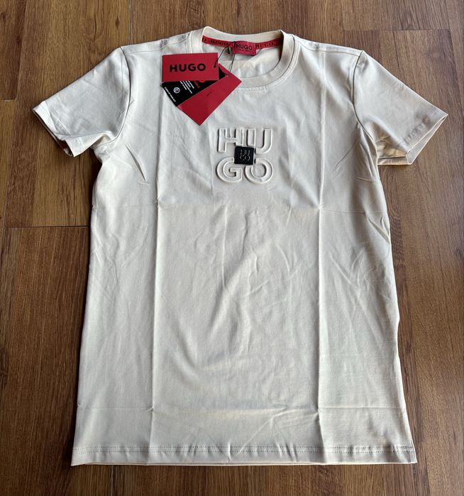 Мъжка,памучна тениска Hugo BOSS в бежево с изпъкнало,метално лого