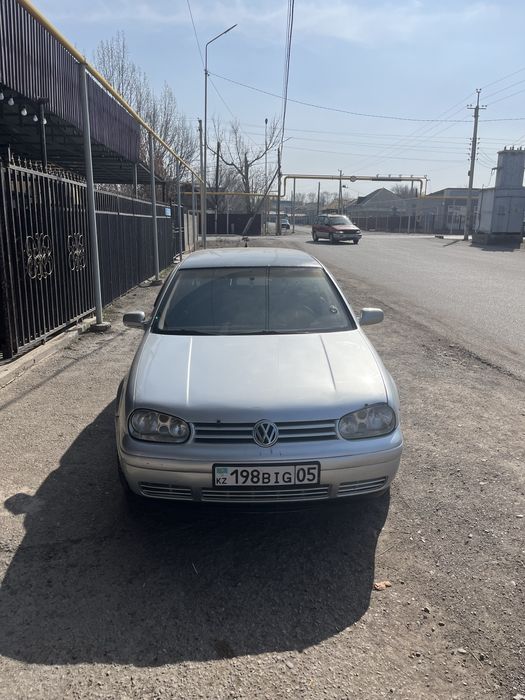 Продам golf 4 jahre объем 2л год 2000