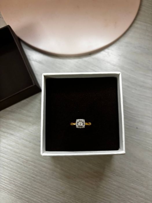 Кольцо с бриллиантом