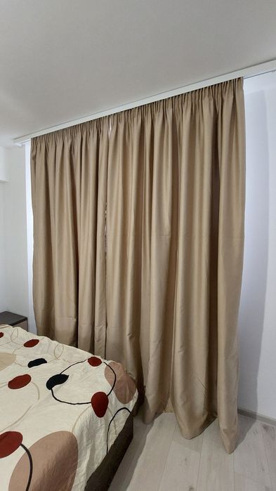 Draperii bej camera