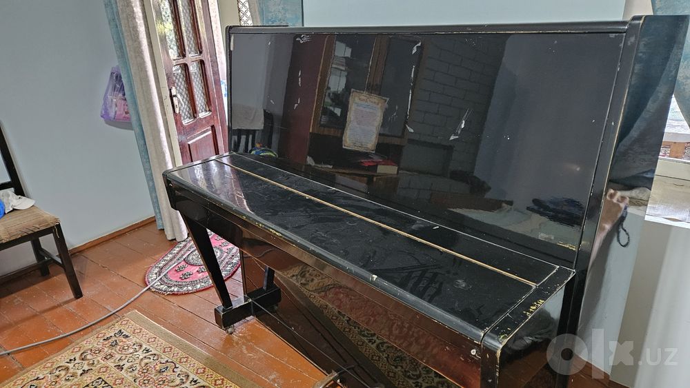 Qora Belarus pianino