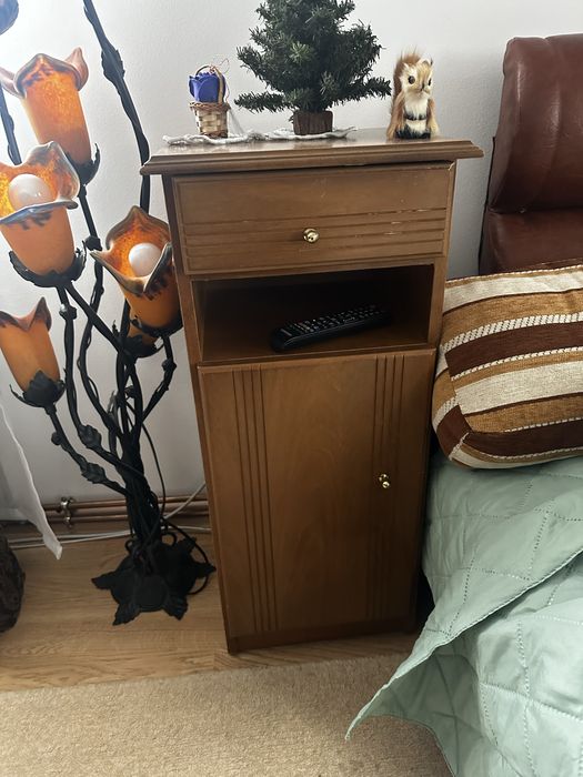 De vinzare 2 noptiere de pat din lemn stare forte buna