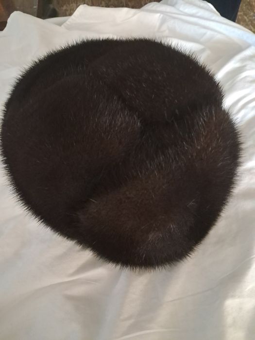 Продаются  две норковые шапки