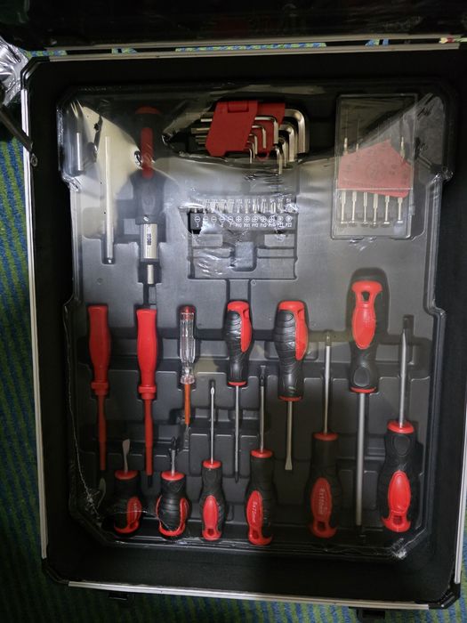 Продаётся набор инструментов с кейсом 187 предметов