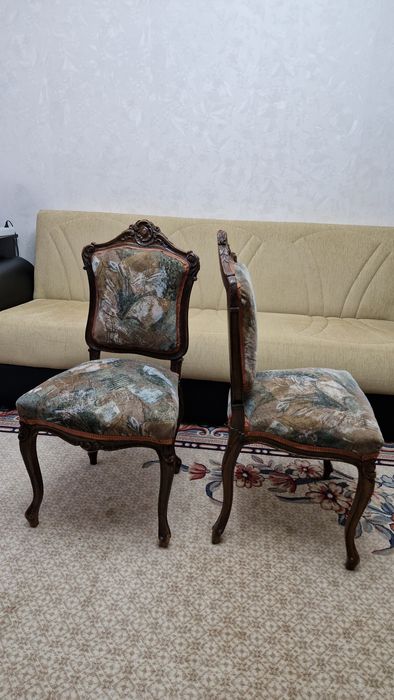 SET doua scaune vechi sculptate in lemn de nuc