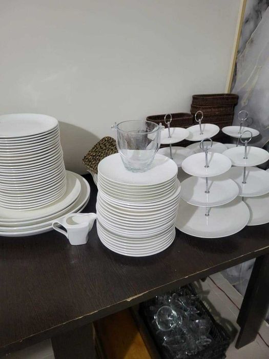 Стол. Стулья. Диван. Пицца пеш