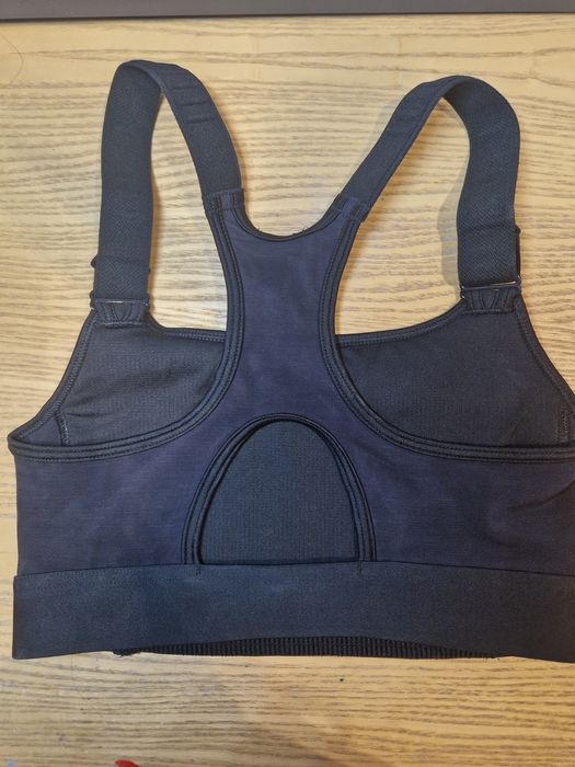 Спортивный топ от under armour