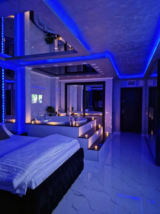 Regim hotelier cu Jacuzzi in camera si oglinda deasupra patului