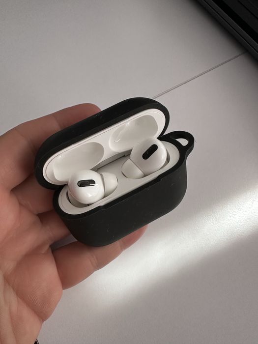 Vand airpods pro v1 cu o casca defecta