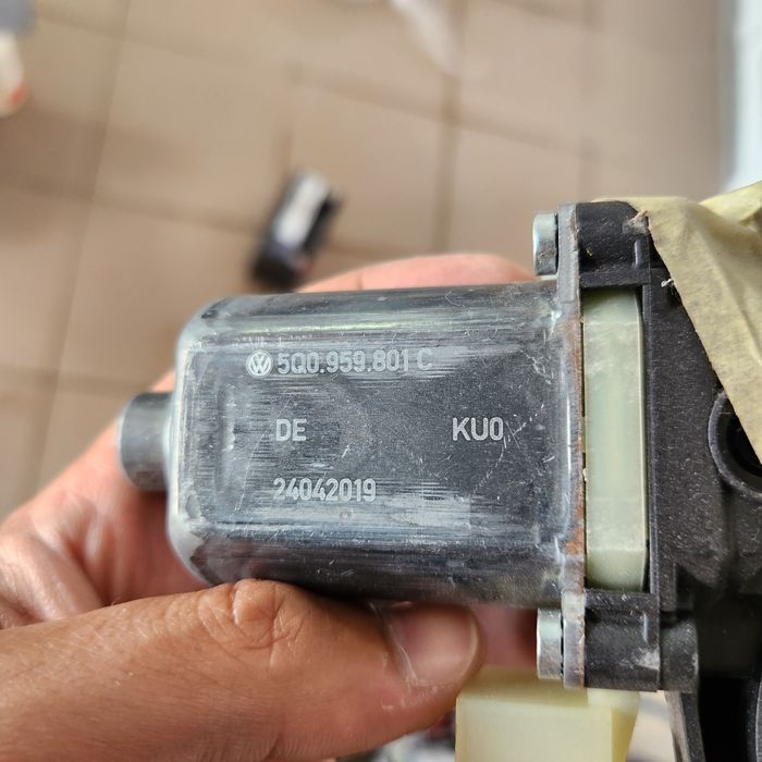 Motor macara geam 5Q0959801C Audi A3 8V 8Y Golf 7 8 Octavia Leon