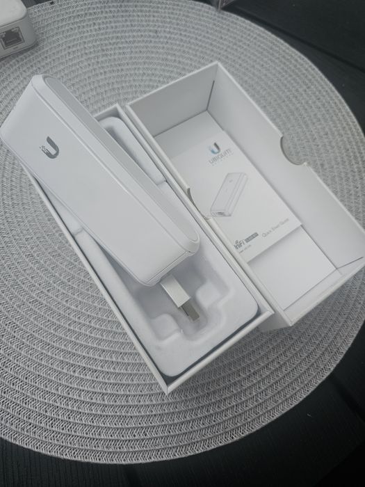 Vând pachet Ubiquiti UniFi – USG + Cloud Key UC-CK
