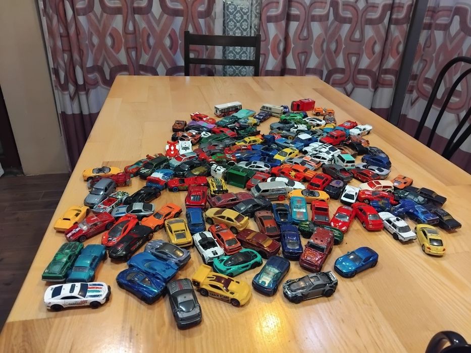 Продавам HotWheels 1:64
