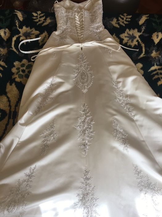 Vând 2 rochii de mireasa