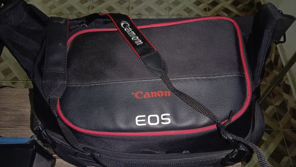 Canon 850 D. EOS