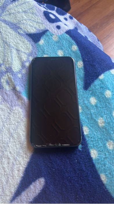 Iphone 11 ecran spart si spatele zgariat