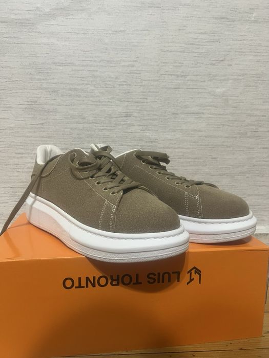 Маратонки в бежов цвят, нови