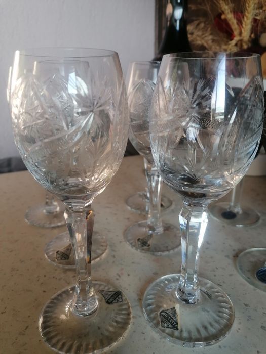 Set de pahare fabricat manual în România și conține peste 24% oxid de plumb, impecabile