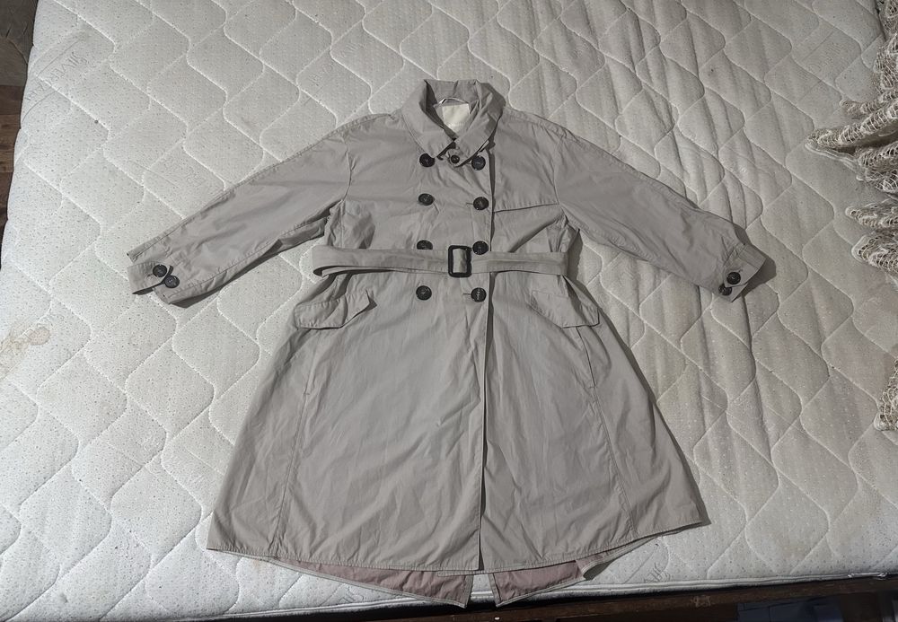 Max Mara ‘S double-breasted trench coat with a belt