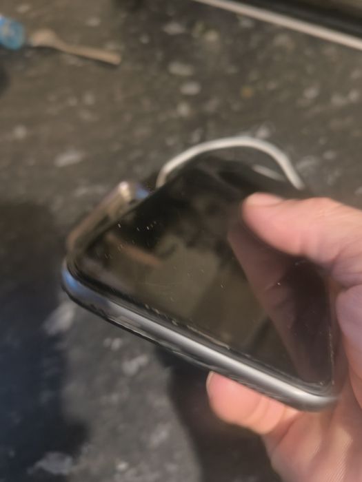 iPhone 11 capac spate fisurat baterie 83%