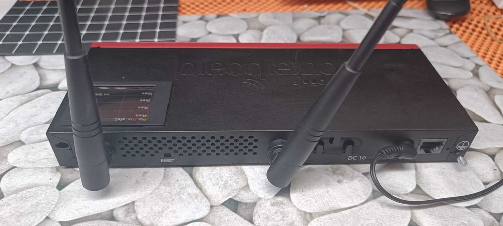 Професионален рутер MikroTik RB2011UiAS-2HnD-IN с LCD ТЪЧСКРИЙН
