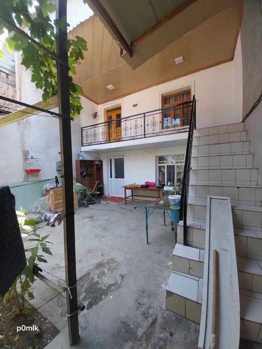 Продаётся дом с  евроремонтом обустроен для на 2 семьи  .