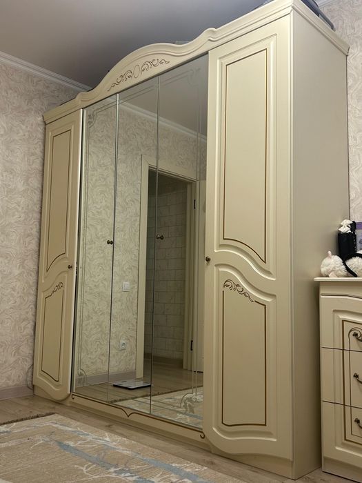 Шкаф комод зеркало для спальни