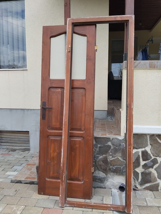 Ușa interior pentru baie din lemn masiv