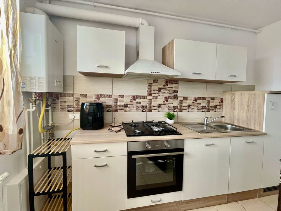 Închiriez apartament central, 1 cameră, bloc nou, parcare gratuită inclusă, cheltuieli mici