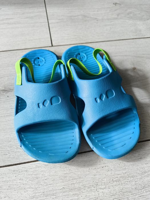 Пантофи и сандали