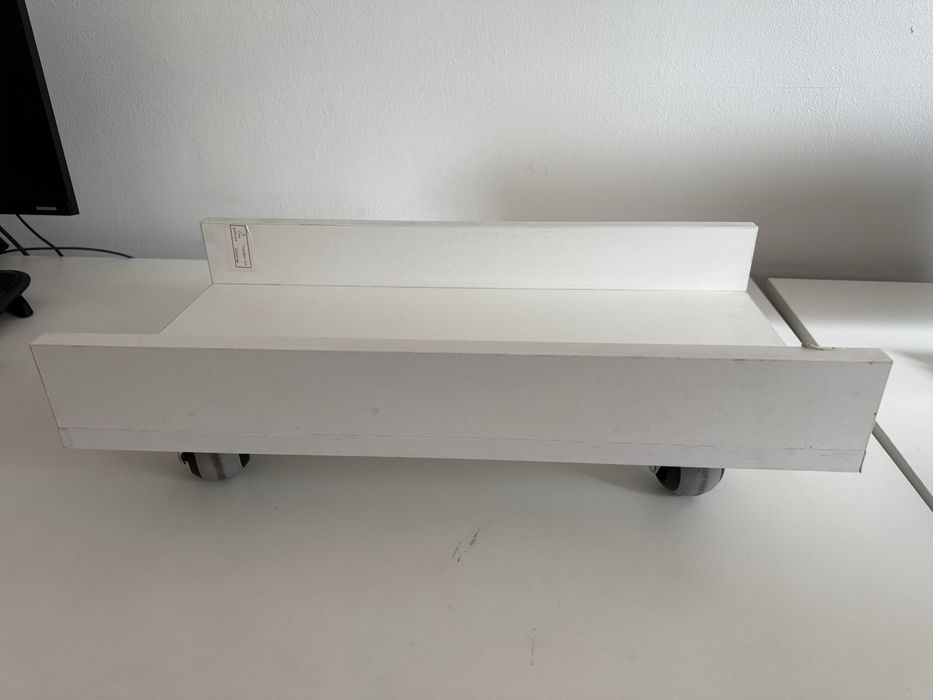 Офисный стол с подставкой