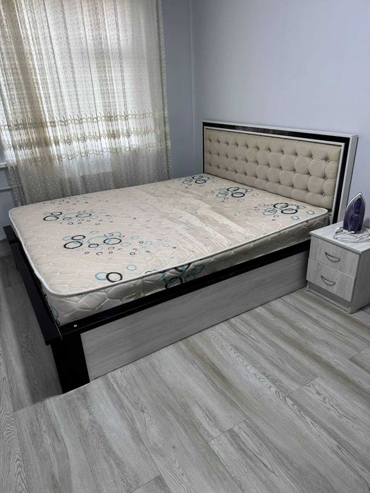 Продается двухспальная кровать с матрасом (подъемный механизм)