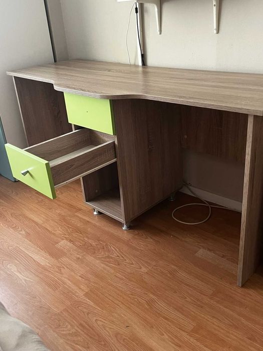 Продавам ученическо бюро