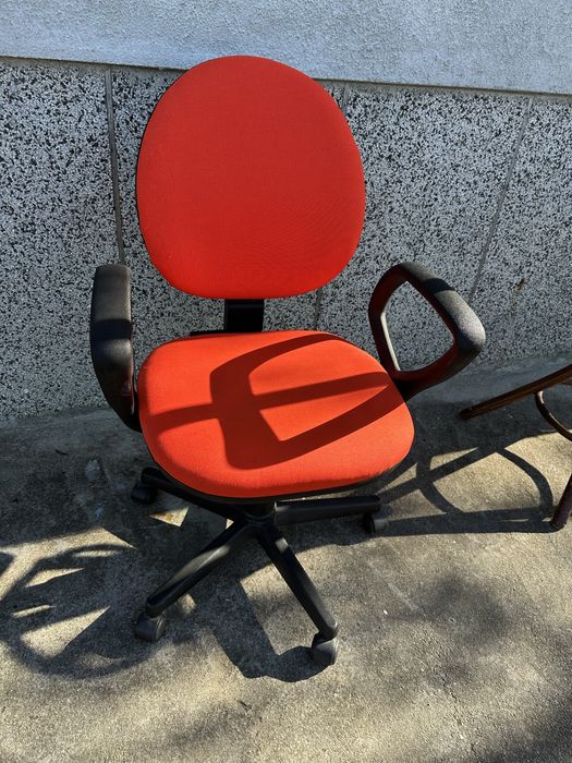 Въртящ стол червен