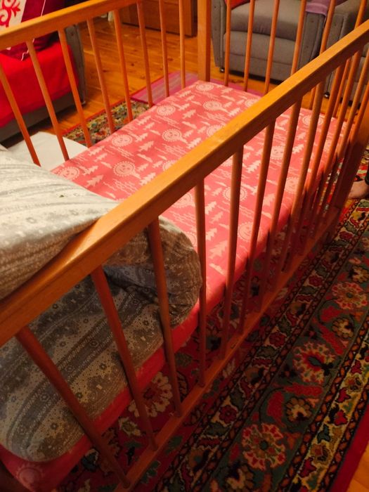 Детская кровать с матрасом.