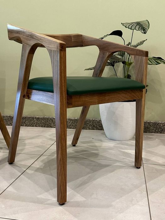 Столы и стулья из натурального дерева