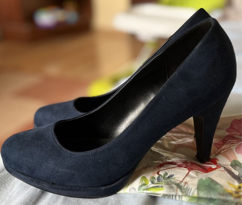 Дамски велурени обувки с висок ток.
