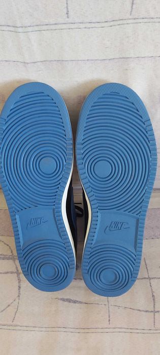 Продавам маратонки найк кожени оригинални номер46 черни и синйо