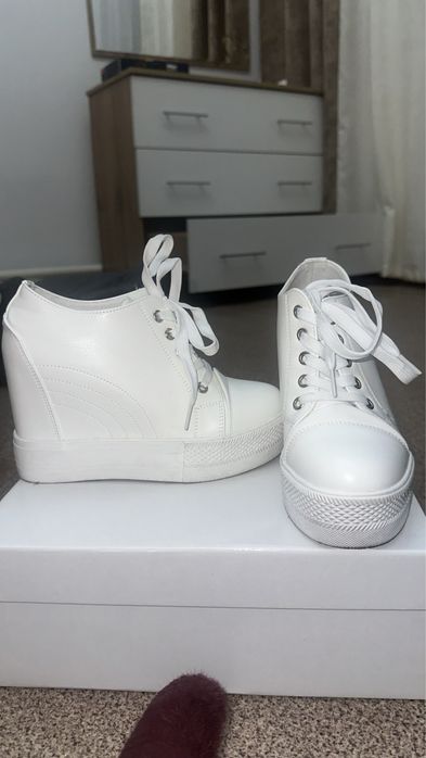 Кроссовки каблук