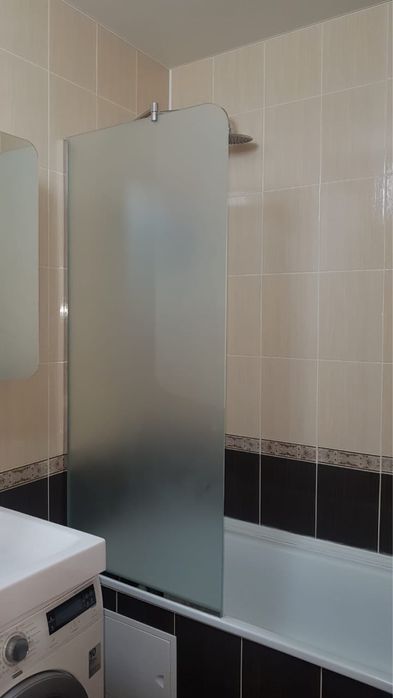 Стеклянные шторки на ванну