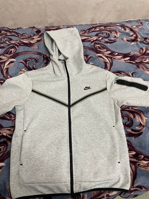 Тренировочная футболка, дождевик, кофта