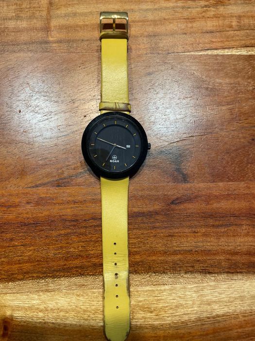 Ceas NOAH din lemn, curea galbenă, cu dată, cutie originala