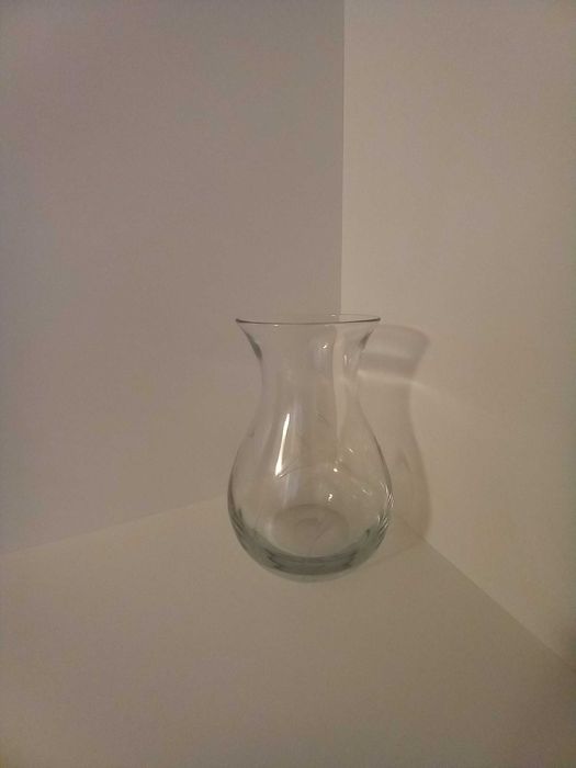 Голяма прозразчна с леки фигурки стъклена ваза - 20 лв.