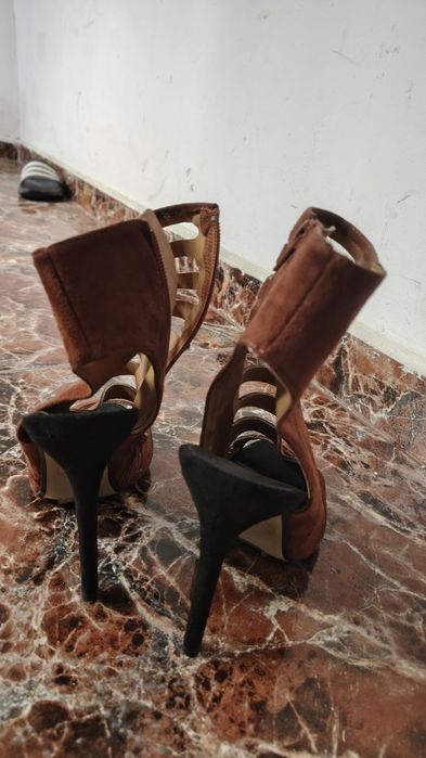 Vând sandale piele