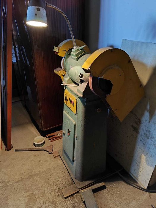 Наждачный заточной станок