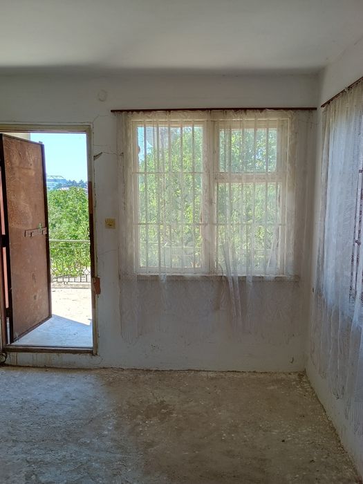 Къща с двор с.Изворско